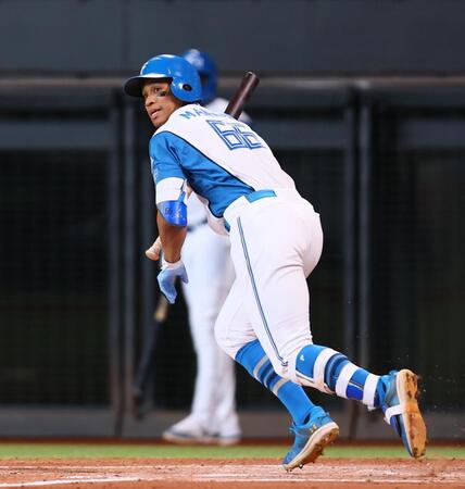 ３回、２ランスクイズを決める万波（撮影・中島達哉）