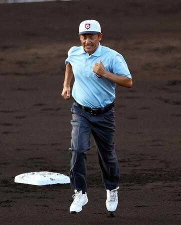 　酷暑対策で白い帽子と白い靴でジャッジする前坂二塁塁審（撮影・山口登）