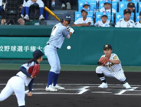 　始球式で中京大中京・森本愛華さんの投球を捕球する横浜隼人・平野将梧さん（撮影・山口登）