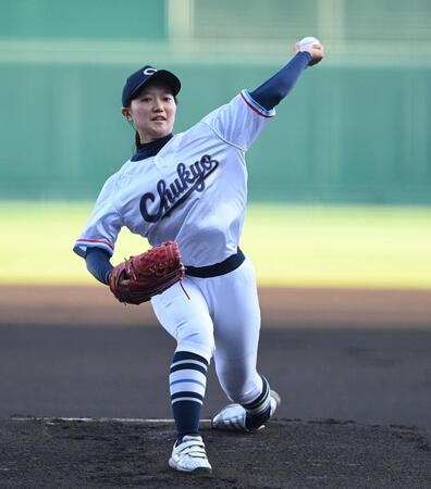 　始球式を務める中京大中京・森本愛華さん（撮影・西田忠信）