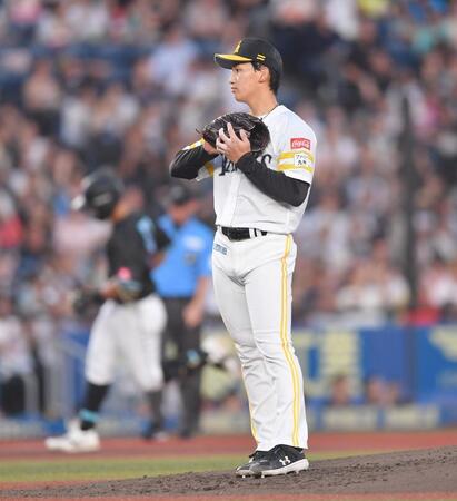 　２回、山口（後方）に先制の左越え３ランを打たれた前田悠（撮影・開出牧）