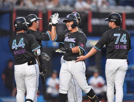 　２回、先制の左越え３ランを放ち池田（左から２人目）らナインとタッチを交わす山口（中央）＝撮影・開出牧