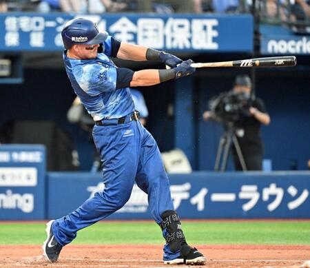 　２回、オースティンが中越えソロを放つ