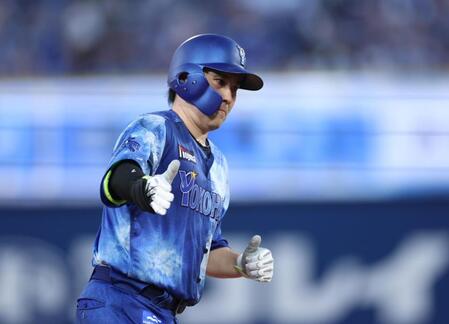 　３回、右越えに勝ち越しソロを放った佐野（撮影・金田祐二）