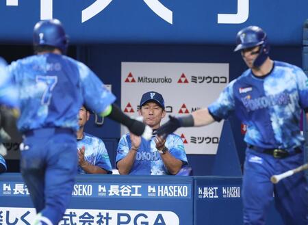 　３回、勝ち越しソロを放った佐野を迎えるオースティンに拍手の三浦監督（撮影・金田祐二）