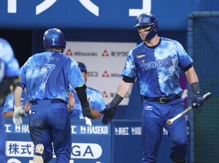 　３回、勝ち越しソロを放った佐野を迎えるオースティン（撮影・金田祐二）