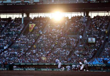 　西日が差し込む中、始まった開幕試合