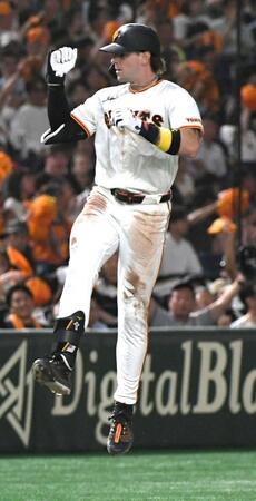 　４回、キャベッジは右越えにソロを放ち、ジャンプしながら本塁に向かう（撮影・佐藤厚）