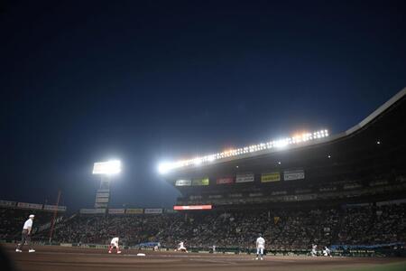 　ナイター照明が点灯する甲子園で行われた開幕戦の創成館対小松大谷（撮影・西田忠信）