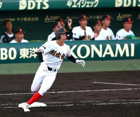 　２回、左翼線に同点適時二塁打を放つ創成館・森下翔太（撮影・山口登）