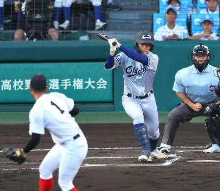 　１回、中前に先制適時打を放つ小松大谷・江守敦士（撮影・山口登）