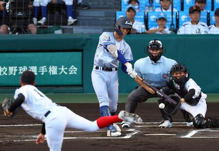 　１回、中前に先制適時打を放つ小松大谷・江守敦士（撮影・山口登）