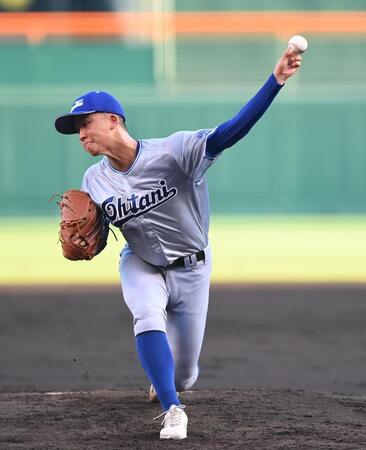 　力投する先発の小松大谷・江守敦士（撮影・西田忠信）