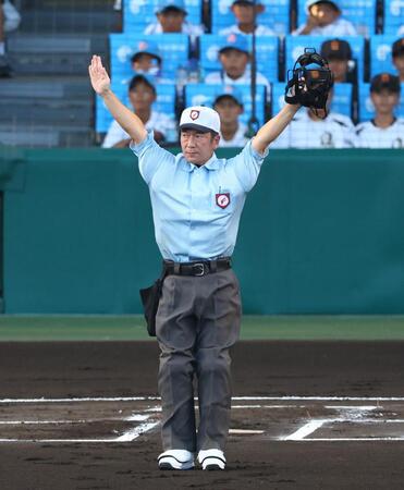 　白い帽子と白い靴でジャッジする溝内球審（撮影・山口登）