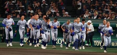 　初戦で敗れ肩を落とす小松大谷ナイン（撮影・山口登）