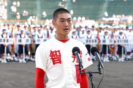 　選手宣誓する智弁和歌山の山田希翔主将（代表撮影）
