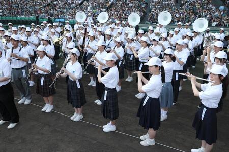 　開会式で演奏する関西吹奏楽連盟大阪府高校選抜吹奏楽団の生徒たち（代表撮影）
