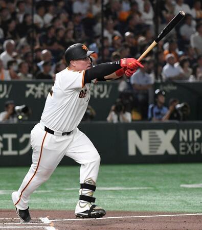 【写真】気持ちが高ぶったあまり!?阿部監督も右肩を押さえるほどのタッチで出迎えに応えたリチャード