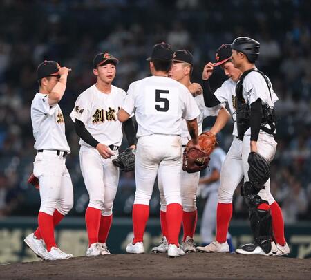 　７回、マウンドに集まる森下翔太ら創成館ナイン（撮影・西田忠信）