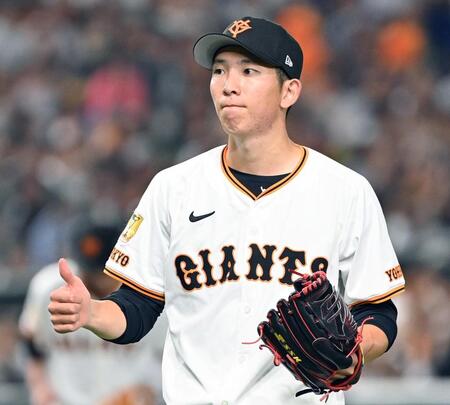 　６回を終え、ベンチに戻る戸郷