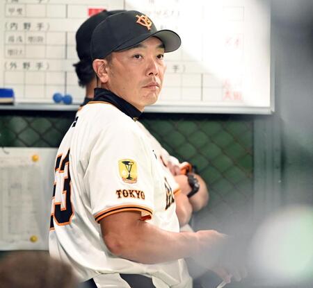 　６回、試合を見守る阿部監督