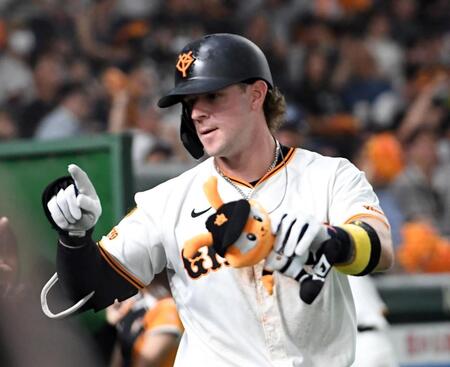 　４回、キャベッジは右越えにソロを放ち、ベンチにがい旋する（撮影・佐藤厚）