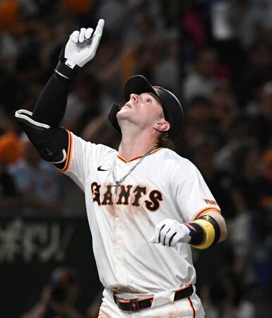 　４回、キャベッジは右越えにソロを放ち、天を指さす（撮影・佐藤厚）