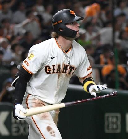 　４回、キャベッジは右越えにソロを放つ（撮影・佐藤厚）