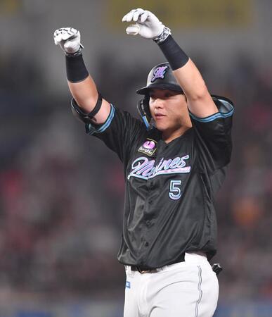 　５回、右前適時打を放ちポーズを決める安田（撮影・開出牧）