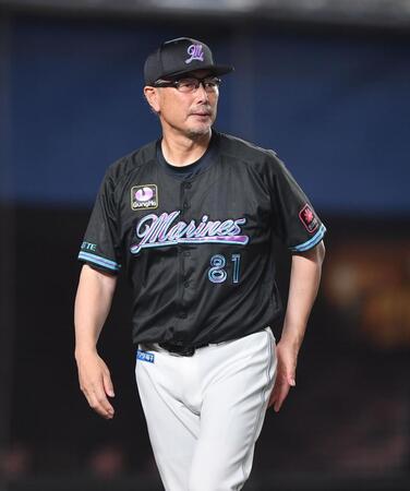 　９回、投手交代を告げた吉井監督（撮影・開出牧）