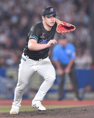 　４回、山本を一ゴロに打ち取りべースカバーに走る種市（撮影・開出牧）