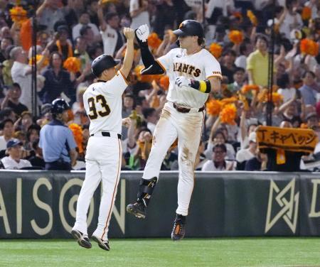 　８回、３ランを放ち、三塁コーチとタッチを交わす巨人・キャベッジ＝東京ドーム