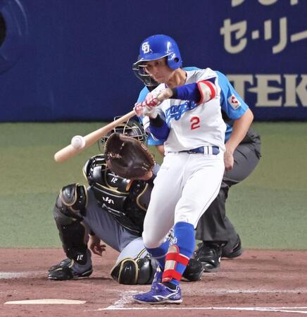 　３回、左翼線へ先制の２点適時二塁打を放つ田中（撮影・立川洋一郎）