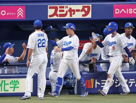 　３回、田中の２点適時二塁打で生還しタッチを交わす（手前右から）石伊、岡林（撮影・立川洋一郎）