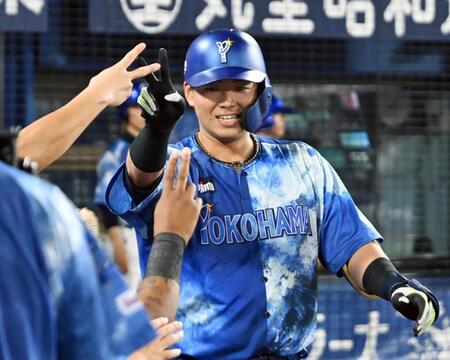 　６回、左中間ソロを放ち、ナインに迎えられる蝦名