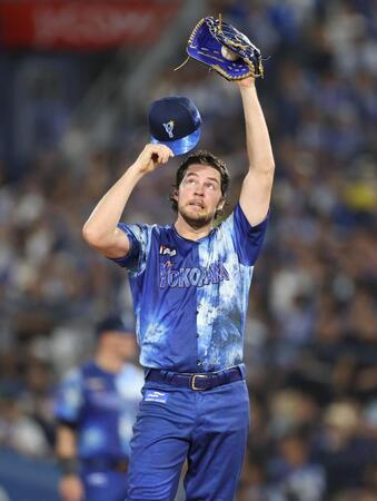 　５回、マウンドで汗をぬぐうバウアー（撮影・金田祐二）