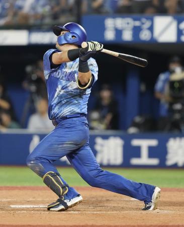 　９回ＤｅＮＡ無死満塁、蝦名がサヨナラの左犠飛を放つ＝横浜