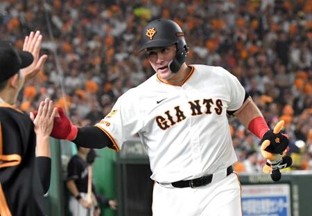 　７回、リチャードは右越えに同点ソロを放ち、笑顔でベンチに戻る（撮影・佐藤厚）