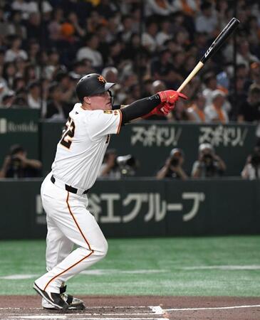 　７回、リチャードは右越えに同点ソロを放つ（撮影・佐藤厚）