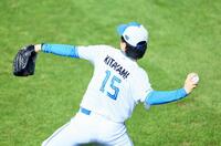 　新しい背番号「１５」を背に調整する北山（撮影・中島達哉）