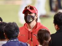 　試合前、囲み取材を受ける新庄監督（撮影・中島達哉）