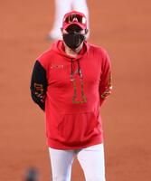 　練習を見守る新庄監督（撮影・中島達哉）