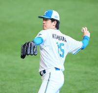 　新しい背番号「１５」を背に調整する北山（撮影・中島達哉）