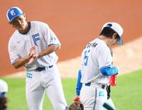 　新しい背番号「１５」のユニホームで姿を見せる北山（左は背番号をのぞく野村）＝撮影・中島達哉