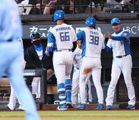 　３回、万波（６６）の２ランスクイズで生還した石井（右から２人目）らを迎える新庄監督（左）＝撮影・中島達哉