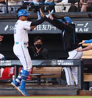 　３回、２ランスクイズを決めた万波（左）とハイタッチを交わす新庄監督（撮影・中島達哉）