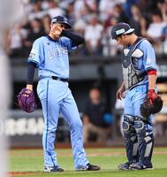 　４回、五十幡の打球が直撃し、苦悶の表情を浮かべる武内（左）＝撮影・中島達哉