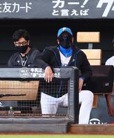　４回、サングラスをかけて戦況を見つめる新庄監督（右）＝撮影・中島達哉