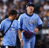 　４回、五十幡の打球が直撃してベンチに下がり、そのまま降板となった武内（右）＝撮影・中島達哉