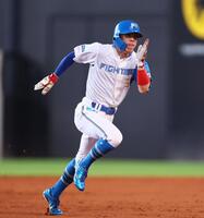 　３回、奈良間のバスターエンドランで三塁へ走る五十幡（撮影・中島達哉）